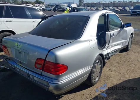1998 Mercedes-Benz E 320 z USA, uszkodzony, nr VIN WDBJF65F4WA699931